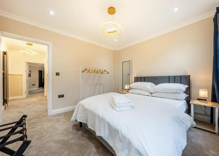 Brand New London Luxury House - Sleeps 8