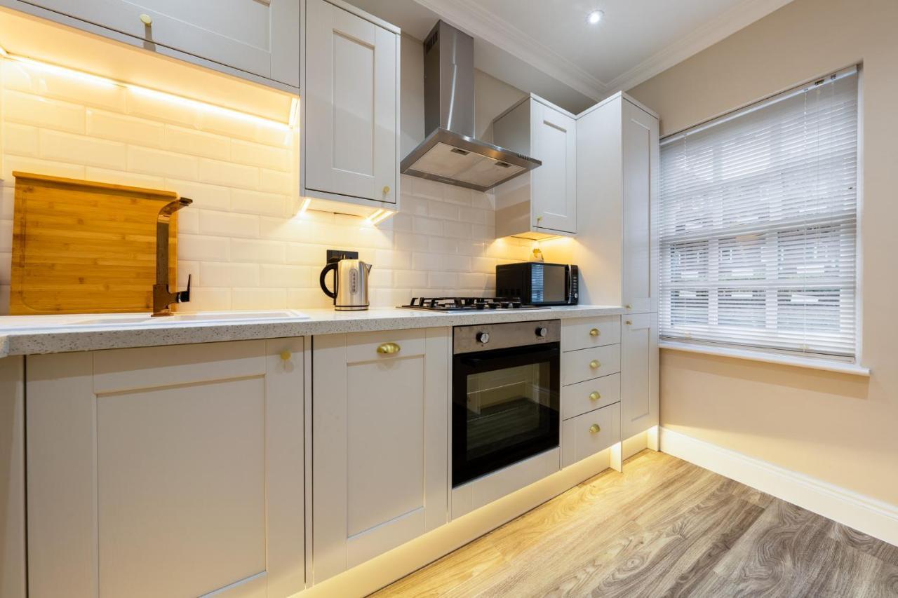 Brand New Luxury House - Sleeps 8 Лондон